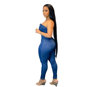 Gros plan détaillé de la combinaison en jean bleue montrant la coupe ajustée bustier