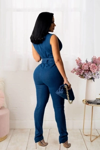 Détail de la combinaison en jean sans manches avec pochette assortie à chaîne dorée