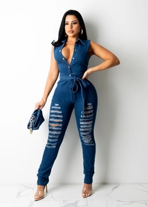 Détail d'une combinaison en jean sans manches bleu foncé avec ceinture et effet déchiré