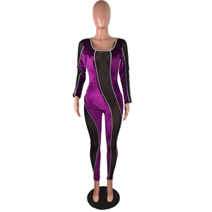 Detail von lila Samt-Jumpsuit mit schwarzen Netzeinsätzen und silbernen Reflexstreifen