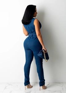 Combinaison en jean bleu foncé sans manches montrant le profil arrière avec sac assorti