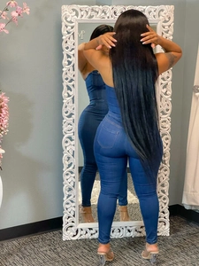 Combinaison en jean bustier moulante bleu foncé montrant les poches arrière et la coupe