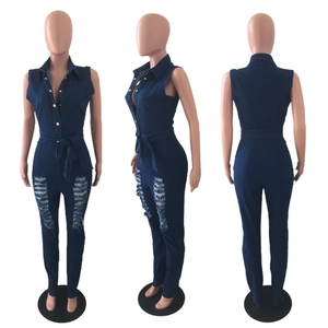 Détail d'une combinaison en jean sans manches avec ceinture nouée et jambes déchirées