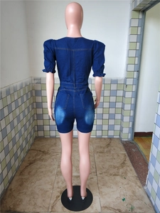 Vue arrière du combishort en jean bleu foncé avec manches bouffantes et coutures jaunes