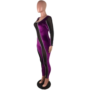 Eng anliegender lila Samt-Jumpsuit mit schwarzen Netzhandschuhen und Silberbesatz