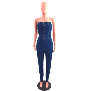 Détail d'une combinaison bustier en jean bleu foncé avec boutons dorés élégants