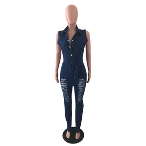 Détail d'une combinaison en jean sans manches bleu foncé avec déchirures et boutons métal