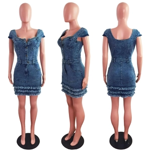 Dettaglio dell'abito corto in denim blu vintage con frange multistrato e bottoni frontali