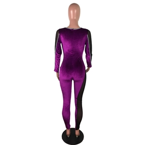 Rückansicht des lila Samt-Bodysuits mit Mesh-Einsätzen und silbernen Streifen