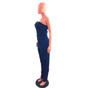 Vue latérale de la combinaison en jean bustier moulante avec boutons dorés