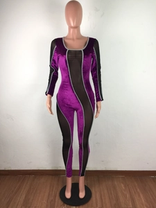 Detailansicht des figurbetonten Samt-Bodysuits mit lila Mesh-Einsatz und silberner Paspel
