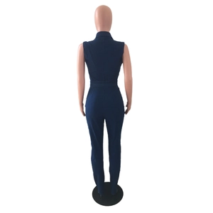 Vue arrière d'une combinaison en jean sans manches pour femme avec une coupe slim bleu foncé
