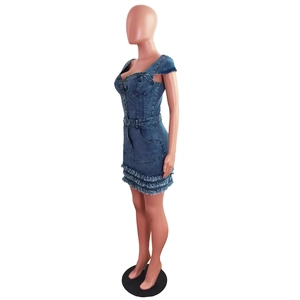 Dettaglio abito in denim con maniche a farfalla e orlo a frange a tre strati blu