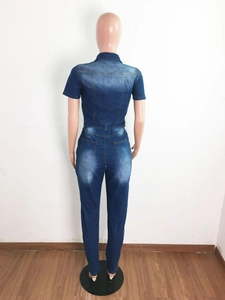 Détail du dos d'une combinaison en jean bleu foncé ajustée avec une finition délavée vintage