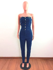 Détail de la combinaison en jean bustier bleu foncé avec des boutons dorés décoratifs