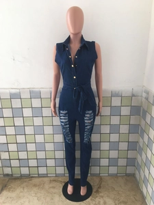Détail d'une combinaison en jean sans manches avec col boutonné et finitions déchirées