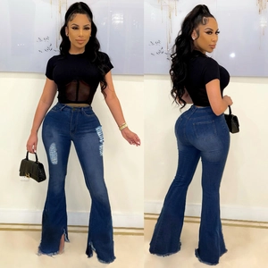 Detailansicht der High-Waist-Schlagjeans mit Distressed-Knielöchern und Schlitz-Saum
