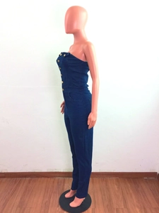 Détail de la combinaison bustier en denim bleu foncé avec boutons dorés décoratifs