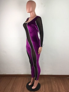 Detail eines lila Samt-Jumpsuits mit schwarzen Netzeinsätzen und grauen Paspeln