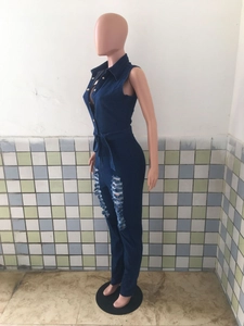 Détails du denim déchiré et des boutons métalliques sur la combinaison sans manches