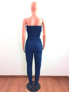 Combinaison bustier en denim bleu foncé avec poches arrière et coupe de jambe étroite