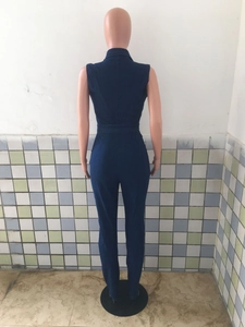 Détail du dos d'une combinaison en jean bleu foncé sans manches avec une coupe cintrée