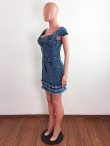 Dettaglio di un vestito di jeans con orlo a frange e chiusura con cerniera in metallo
