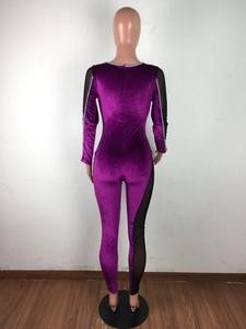 Detailansicht des lila Samt-Bodysuits mit Mesh-Einsätzen und verdecktem Reißverschluss