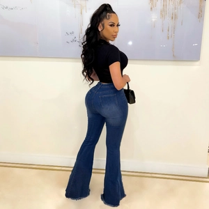 Moderne High-Waist-Schlagjeans in Dunkelblau mit Slim-Fit-Design und rohem Saumrand