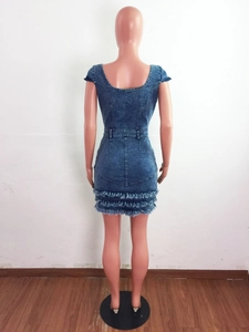 Dettaglio dell'abito in denim con schiena scoperta a U e strati di frange alla moda