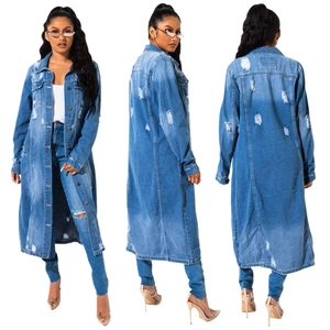 Manteau long en jean pour femme avec finition délavée classique et détails déchirés tendance
