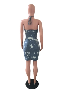 Nahaufnahme des rückenfreien Denim-Minikleids mit Bleichflecken und Neckholder-Band