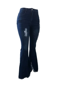 Detail der High-Waist-Schlagjeans mit Distressed-Knie-Loch und ausgefranstem Saum