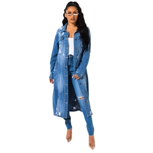 Trench-coat long en jean bleu clair pour femme avec boutons et détails d'usure tendance