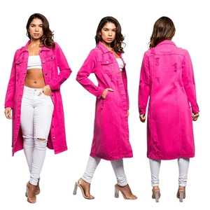Langer Damen Jeansmantel in Rosarot mit Rissen und einreihiger Knopfleiste Details