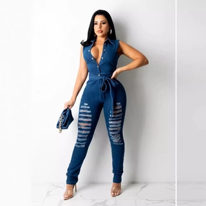 Combinaison en jean sans manches bleu foncé pour femme avec col en V et détails déchirés