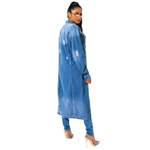 Manteau long en jean bleu avec détails déchirés et style urbain pour un look tendance