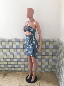 Detail eines sexy Jeanskleids mit Cut-outs, Neckholder und Acid-Wash-Muster