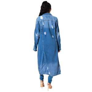 Trench-coat long en jean pour femme avec détails déchirés et couture dans le dos