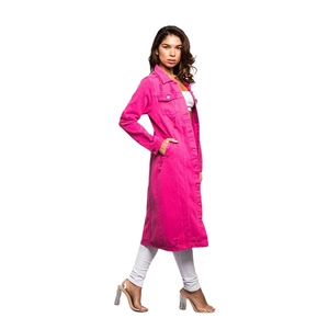 Damen Denim-Mantel in Rosa, Lang geschnitten mit Fransen und modischen Riss-Details