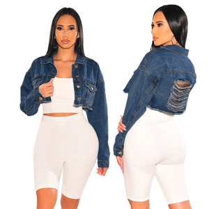 Détail d'une veste en jean courte bleu foncé avec franges et déchirures au dos