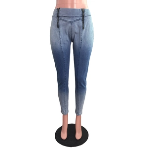 Gros plan sur un jean skinny dégradé à taille haute avec fermetures éclair et couture
