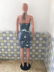 Detaillierte Rückansicht des Neckholder-Jeanskleids mit weißem Acid-Wash-Muster
