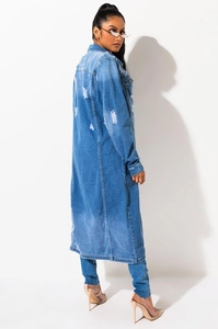 Détail du trench-coat long en jean avec accents déchirés vintage au dos du manteau
