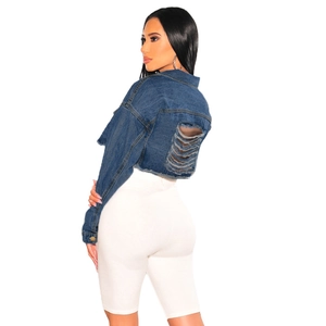 Veste en jean courte pour femme avec grand détail déchiré au dos et bords effilochés