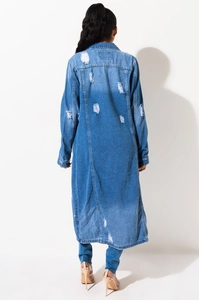 Vue arrière détaillée d'un long trench-coat en jean avec des déchirures usées vintage