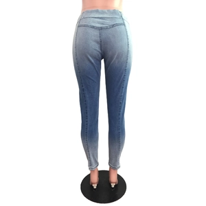 Détail du legging taille haute dégradé avec effet push-up et coupe ajustée