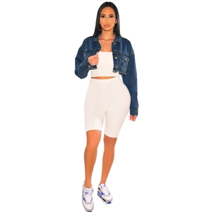 Ensemble veste courte en jean bleu délavé pour femme avec haut blanc et short de cycliste