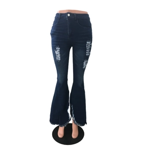 Detail einer dunkelblauen Schlagjeans mit hoher Taille, Rissen und ausgefranstem Saum