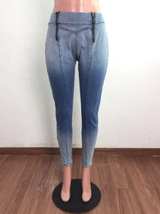 Détail de leggings dégradés bleus avec zips à la taille et tissu extensible moulant